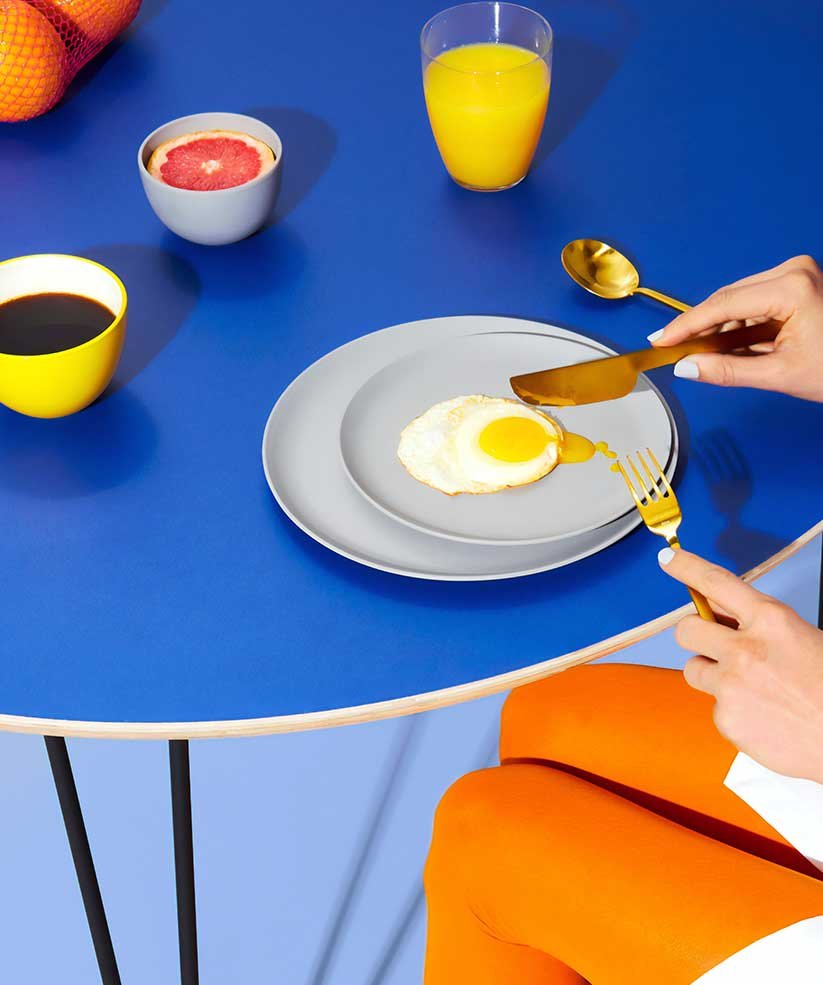 Person Eating with Juice and Coffee Interior contemporáneo con zona de estar